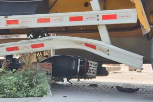 Xe container nổ lốp, cuốn xe máy người đàn ông thoát chết may mắn ở Tỉnh lộ 8