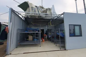 Lốc tốc mái nhà, cây đổ, các công nhân dự án đường Vành Đai 3 phải nấp vào gầm bàn