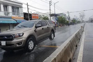 Mưa vàng rơi xuống TP.HCM nhiều người mừng 'quá đã'