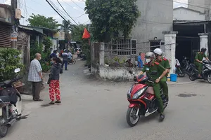 Người đàn ông chết ở căn nhà khóa trái, gần đó là người phụ nữ bị tai biến