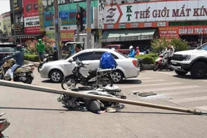 Cột đèn chiếu sáng rơi trúng nhiều người đi xe máy ở Cầu vượt Tân Thới Hiệp