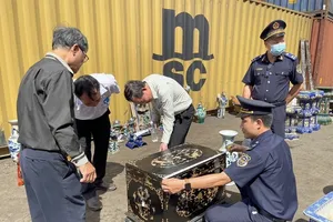 Điều tra vụ buôn lậu hàng chục cổ vật trăm tuổi từ Pháp về Việt Nam