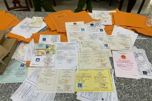 Đường dây mỗi ngày đưa hàng trăm giấy tờ giả từ Campuchia về TP.HCM tiêu thụ