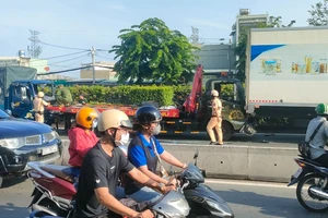 Tông 5 xe liên hoàn khiến 1 người mắc kẹt, Quốc lộ 1 ùn ứ kéo dài