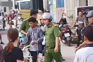 Vừa rời chỗ làm, người phụ nữ bị tấn công bằng dao rọc giấy ở Bình Chánh