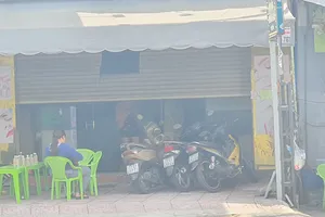 Cháy tiệm spa, cửa cuốn mất điện, 4 nhân viên thoát sang mái nhà hàng xóm