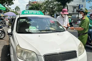 Công an tuần tra, các ‘xe taxi tráo tiền’ ở quận 1, quận 3 “vắng bóng”