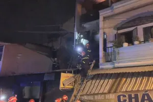 Cháy nhà ở đường Bắc Hải, 5 người thoát nạn