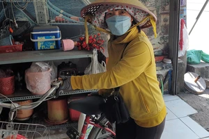 Người phụ nữ bán vé số mất hết tiền dành dụm sau khi mua gói 4G