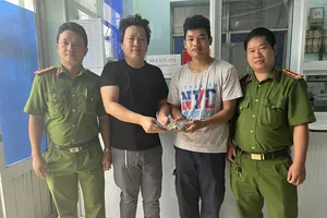 2 cảnh sát trả lại ví tiền chứa nhiều tài sản cho người đánh rơi