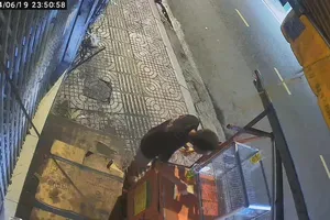 Bé trai hành động đẹp giấu giúp điện thoại nhưng lại bị 1 người lớn lấy đi