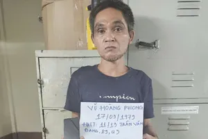 Bắt người đàn ông trộm chiếc điện thoại mà bé trai giấu giúp chủ tiệm bánh tiêu