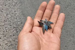 Đi vài bước đã nhặt được gần 100 mảnh đinh ở cầu vượt An Sương