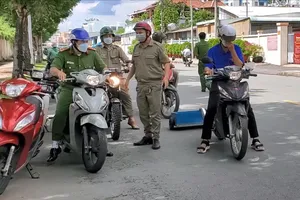 Công an, Đoàn thanh niên cùng kéo xe hút đinh ở cầu vượt An Sương