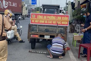 Buổi tối đi hút sạch đinh, sáng ra 'đinh tặc' đã rải ở cầu vượt Linh Xuân