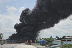 Bãi chứa pallet gỗ hàng ngàn m2 bốc cháy, uy hiếp hàng chục nhà dân ở Bình Chánh