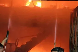 Cháy nhà dân ở KCD Dương Hồng, cụ bà 90 tuổi nhập viện