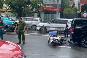 Xe máy lấn làn tông đuôi ô tô, đường Nguyễn Văn Trỗi ùn ứ kéo dài