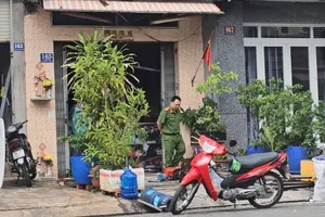 Cháy nhà ở Tân Phú, dân huy động xe tải, thang dây cứu 4 người mắc kẹt