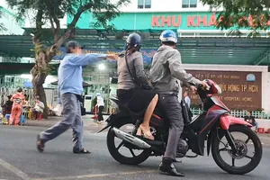 Công an làm việc với nhiều tài xế xe ôm trước cổng Bệnh viện Tai Mũi Họng