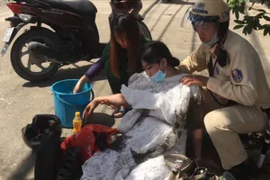 CSGT dùng xe đặc chủng chở người phụ nữ bị co giật sau tai nạn đi cấp cứu