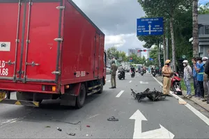 Người đàn ông tông vào đuôi xe tải đang dừng đèn đỏ trên đường Phạm Văn Đồng