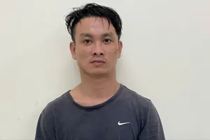 Để điện thoại cách người 1 mét, người đàn ông quốc tịch Mỹ bị cướp giật