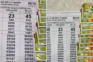 Người đàn ông bán vé số ế trúng 11 giải độc đắc, tặng tiền tỉ cho bạn bè