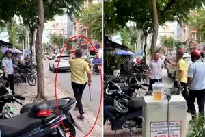 Khởi tố chủ tiệm tóc cầm gậy sắt rượt trật tự đô thị ở Phú Nhuận