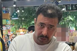 Người đàn ông ngoại quốc diễn ‘ảo thuật’ lấy hàng ngàn đô của du khách ở quận 1