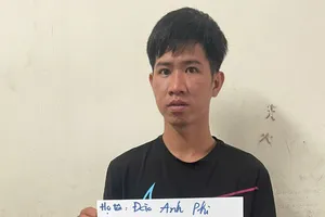 Đập vỡ kính cửa, ném sơn và mắm tôm vào nhà ở Quận 3