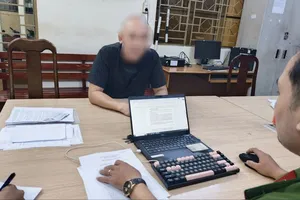 Bắt tài xế lái ô tô bỏ chạy khiến cửa xe đập vào mặt công an ở Gò Vấp