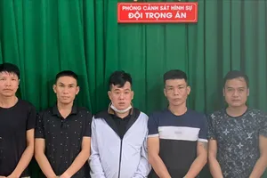 Băng trộm xe diễn trò ‘để anh đóng cửa cho’ rồi đột nhập nhà trọ