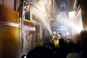 2 người mắc kẹt trong đám cháy nhà ở Quận 3 được tổ liên gia cứu kịp