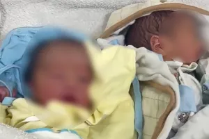 2 bé trai sơ sinh bị bỏ trong thùng xốp kèm lá thư tay ở Hóc Môn 