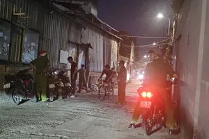 Lửa bốc lên từ xưởng cơ khí sau tiếng nổ ở Bình Tân, hai người bị thương