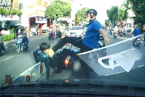 Công an làm việc với người đàn ông đánh người sau va chạm trên đường Khánh Hội 