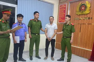 Bắt khẩn cấp người đàn ông đánh cô gái trên đường Khánh Hội