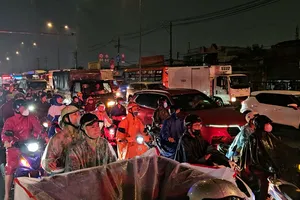 Cảnh sát dầm mưa điều tiết giao thông sau va chạm 2 ô tô trên Quốc lộ 1