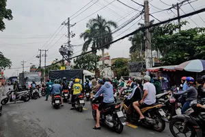 Cảnh sát phong tỏa 200m đường Nguyễn Thị Tú sau tai nạn chết người