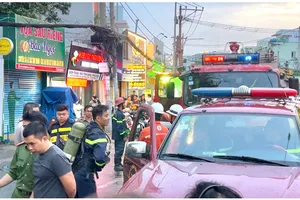 Cháy nhà 4 tầng cho thuê trọ ở Bình Thạnh, nhiều người ôm đồ tháo chạy
