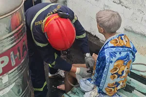 Thanh niên nghi phơi nhiễm HIV, ‘ngáo đá’ mắc kẹt trên mái nhà dân ở Gò Vấp