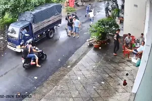 Cảnh sát vây ráp bắt trường gà ở Hóc Môn