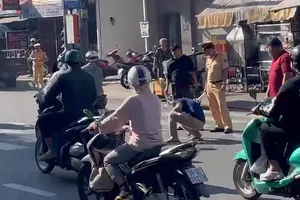 Cảnh sát kiểm tra hiện trường vụ người chở thịt heo tông nữ tiếp viên xe buýt