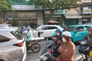 Nhiều đường ở quận Tân Bình kẹt cứng vì cháy nhà trên đường Xuân Hồng