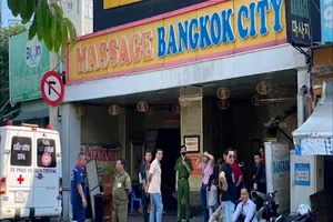 Phong tỏa hiện trường, điều tra vụ nam bảo vệ chết tại quán massage 