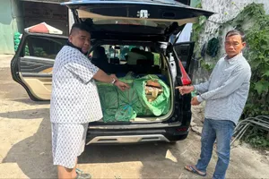 2 người lái ô tô chở hơn 3 tạ pháo từ miền Tây lên TP.HCM giao