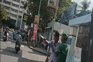 Công an xác minh clip người đàn ông cầm dao đe dọa trước cổng bệnh viện Gia Định