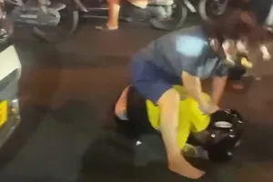 Đôi vợ chồng đánh người đi đường và liên tục hỏi ‘mày biết tao là ai không’