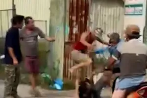 Mâu thuẫn ăn nhậu rồi đánh nhau như phim ở Bình Chánh